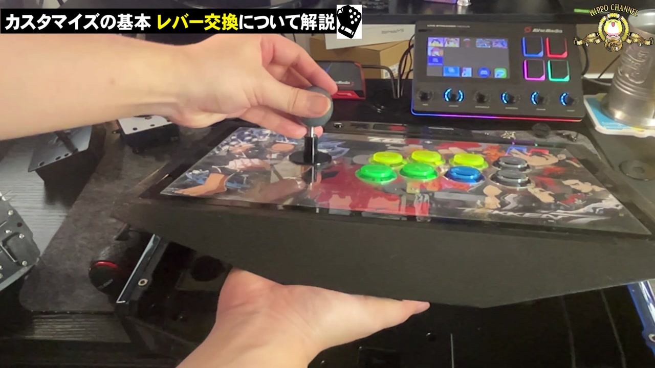 天板に取り付けたレバーのレバーボールを手で締めている
