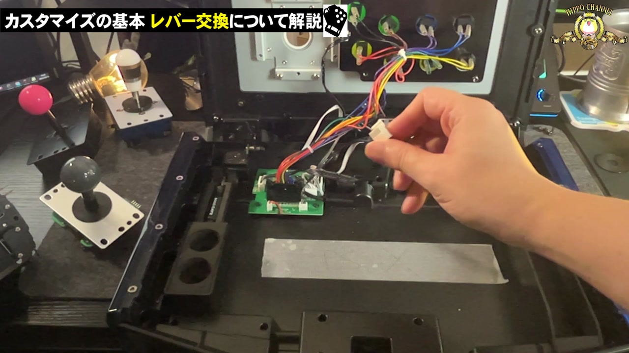 MadCatz TE2+の内部で基板から伸びるレバー用ソケットを手に持っている