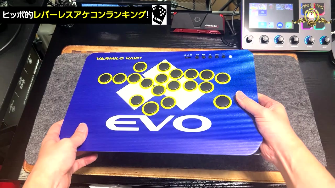 VARMILO HA10+ Evoモデルの本体を手に持ったところ