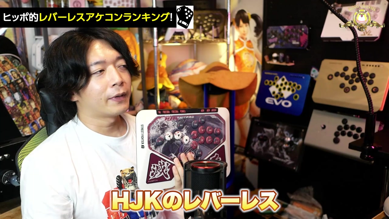 HJK HITPADの豪鬼デザインモデルを手に持っているところ