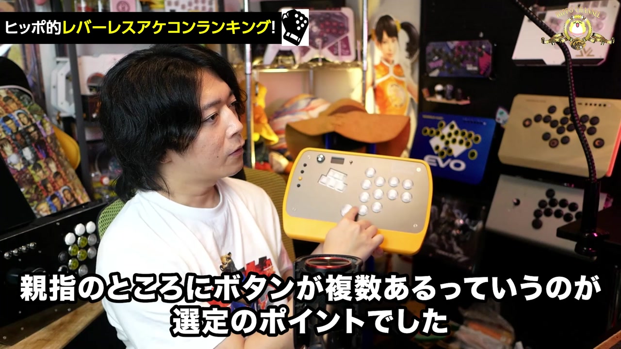 KatsuGear カツサンドのWASD型を手に持ち、親指まわりのボタンを説明しているところ